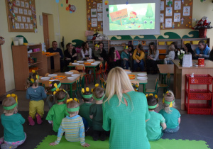 Dzieci ogladają film edukacyjny "Kodeks małego ekologa"